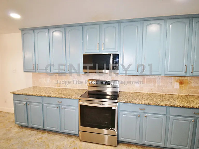 928 Oakcrest Dr — Photo 10
