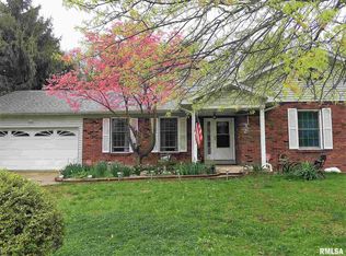 32 Burning Tree Dr, Chatham, IL 62629