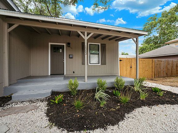3rd image of 1303 S PALMETTO