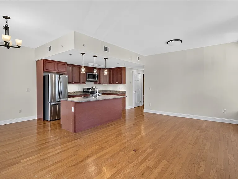 224 E State St — Photo 20