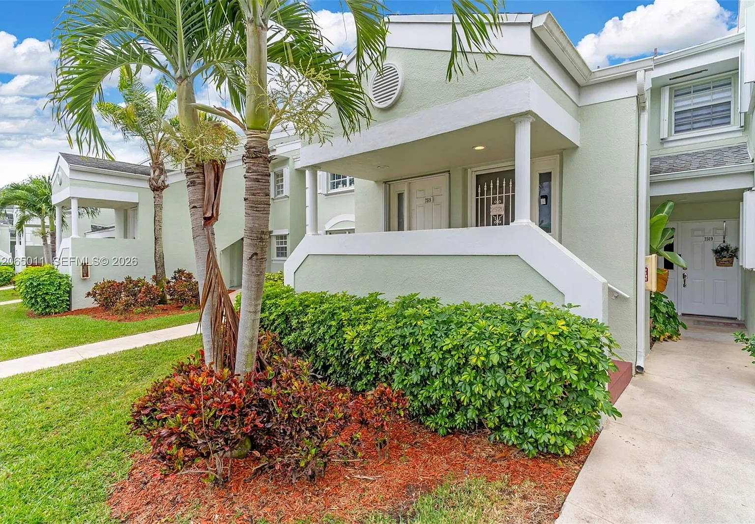 Keys Gate Condo No Four — Photo 1