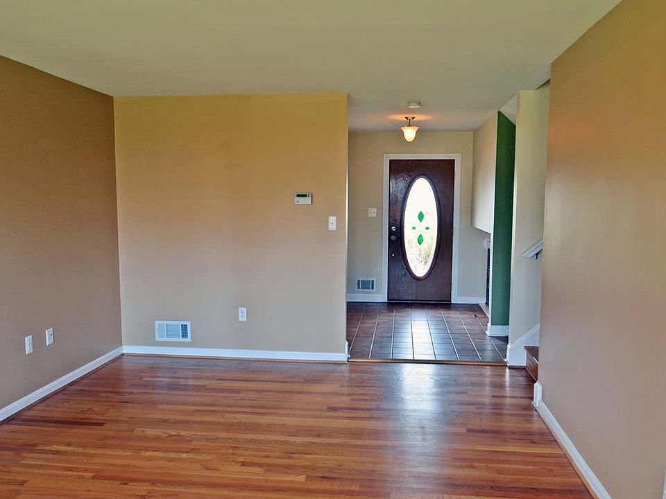 Living Room & Foyer w/Hdwds