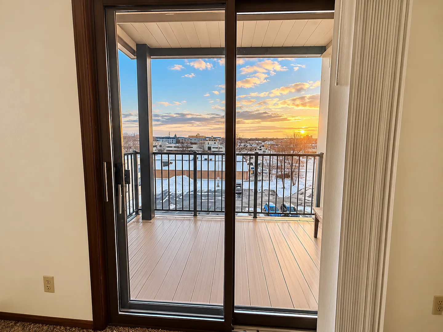 2 bedroom Condo in Twin Towers!! — Photo 4