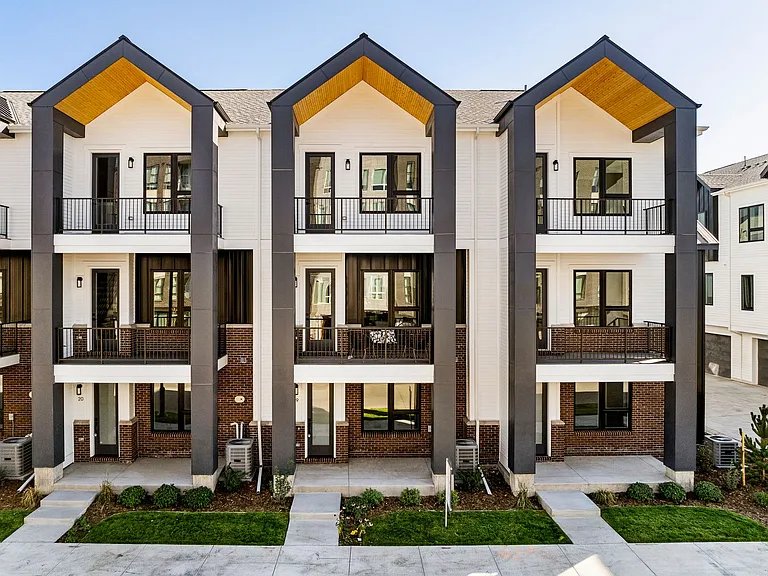 A Line Townhomes Central Park — Photo 23