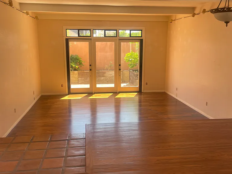1042 Encino Row — Photo 2
