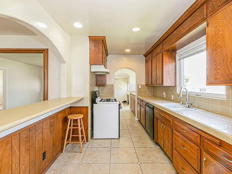 10929 Whitegate Ave — Photo 15