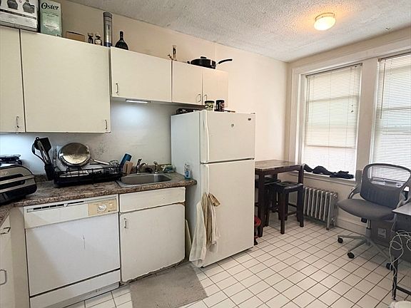 3rd image of 114 Strathmore Rd APT 404