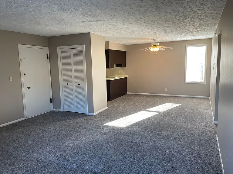 Bristol Square Apartments — Photo 237