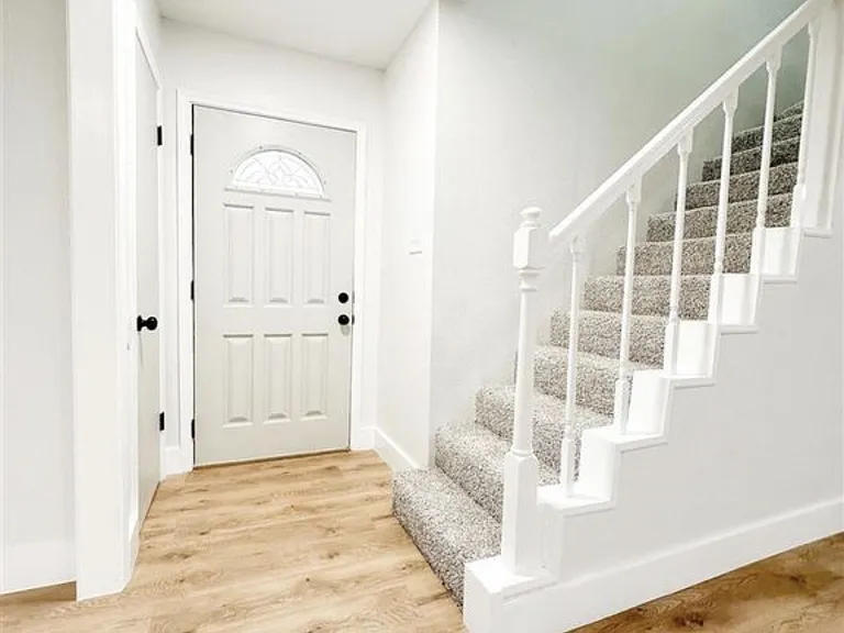 218 SE Surrey Pl — Photo 7