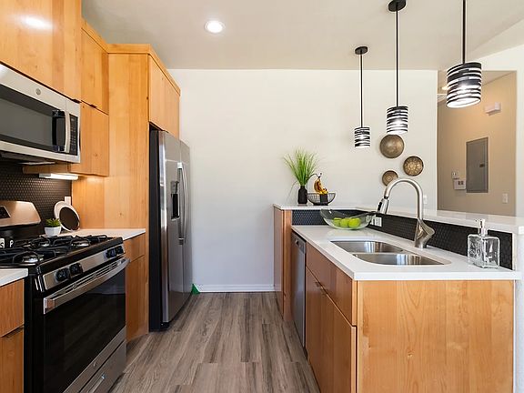 4th image of 406 38th St #H