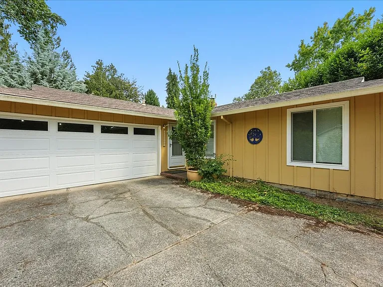 2448 Margery St — Photo 2