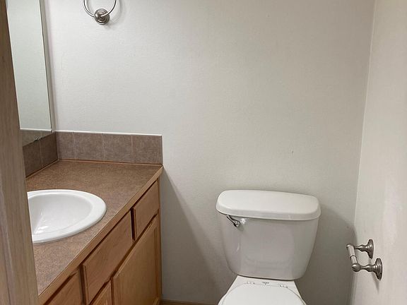 5th image of 916 S 13th St APT 4