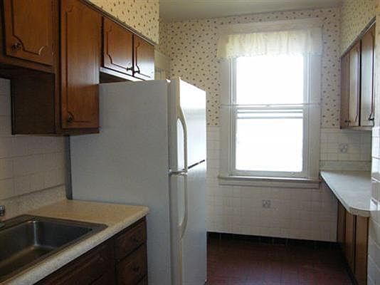 4th image of 1318 Fenton Ave