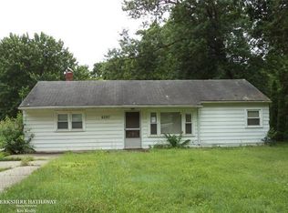 6297 Barker Dr, Waterford, MI 48329