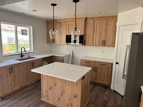 5th image of 708 N Sunset Dr