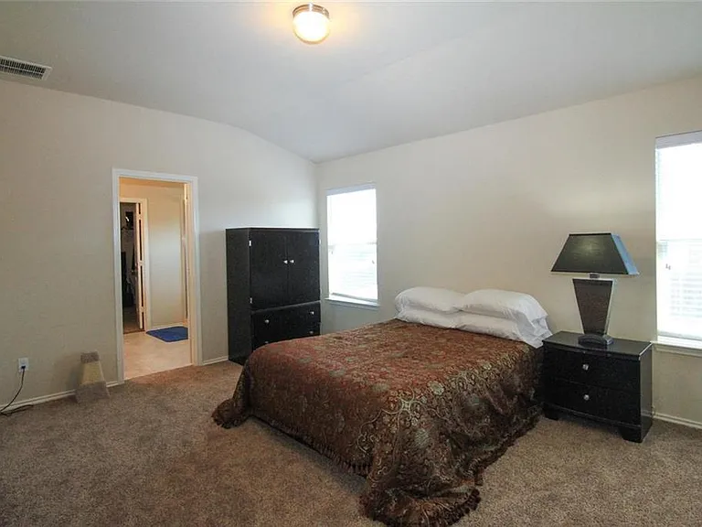 2705 Overton St — Photo 8