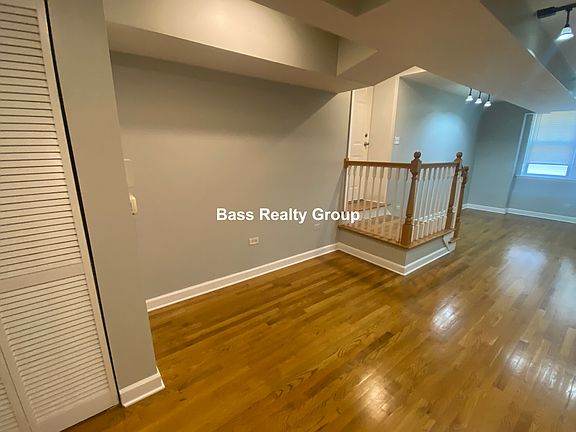 3rd image of 6972 N Greenview Ave #G