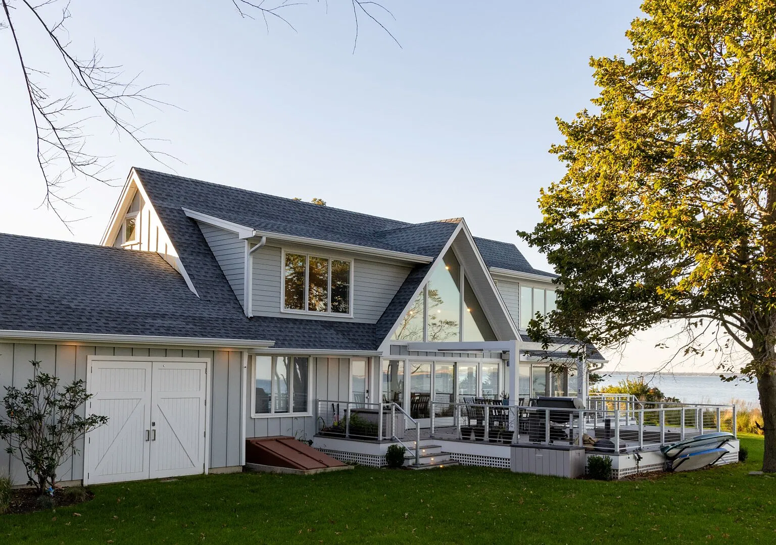 Waterfront Hampton Bays Home, private beach, outdoor deck — Photo 3