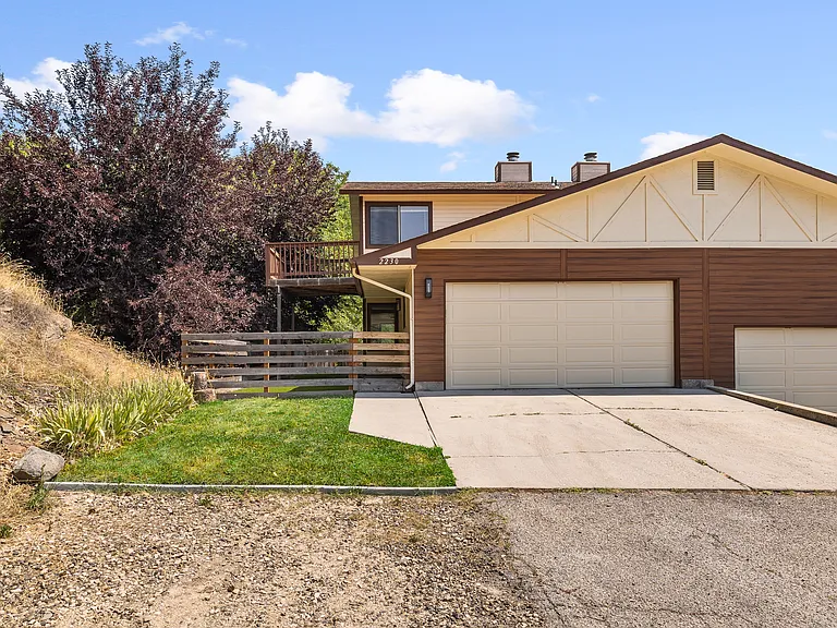 2230 E Roanoke Dr — Photo 1