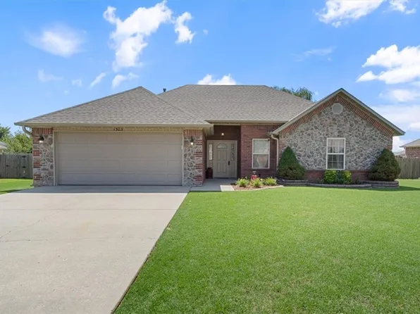 1303 Spruce St, Pea Ridge, AR 72751