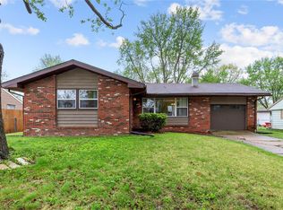 610 Saint Anthony Dr, Godfrey, IL 62035