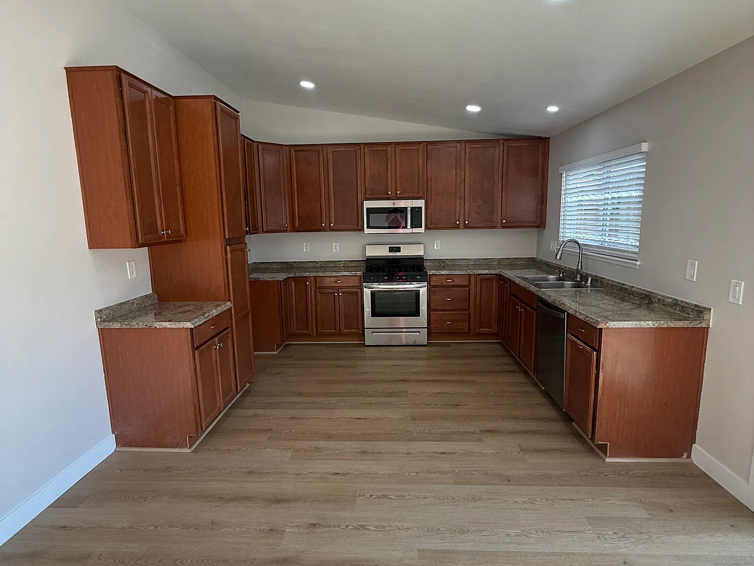 3 bed, 1241 sqft, $3,700 — Photo 2