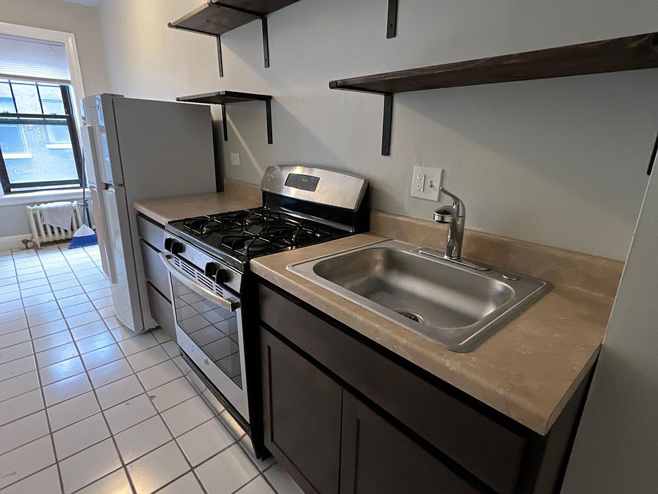1st image of 7-540 W Briar Pl #7H