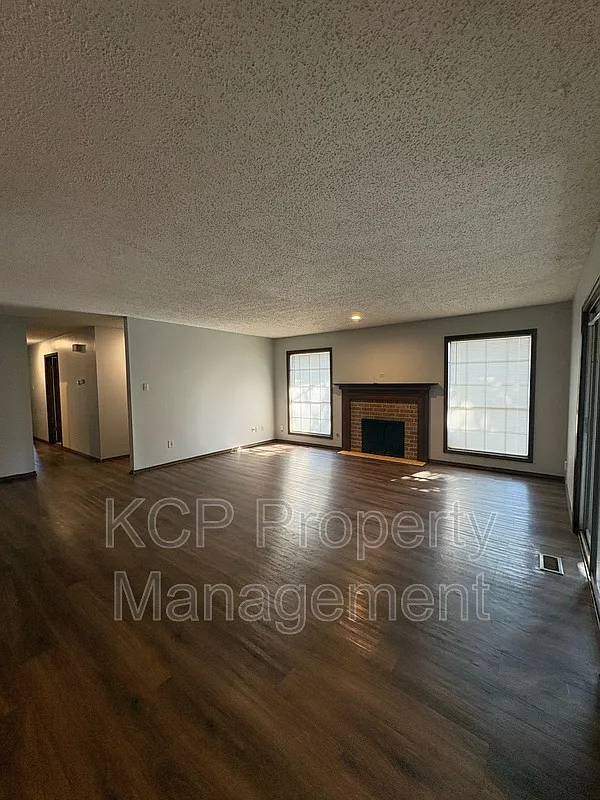 3 bed, 2.0 bath, 1432 sqft, $1,200 — Photo 3