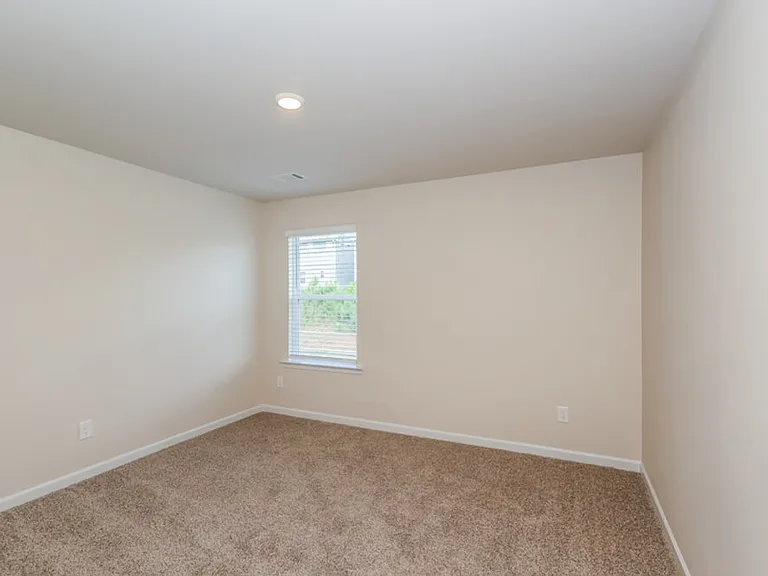 660 Mackenzie Cv — Photo 13