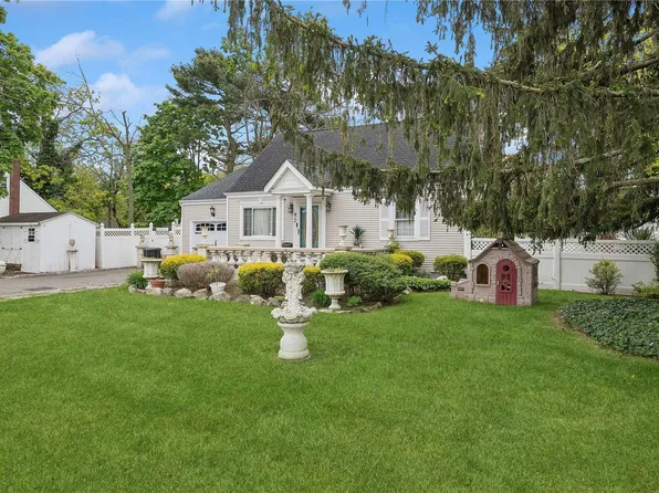 92 Bonaparte Avenue, Islip, NY 11751