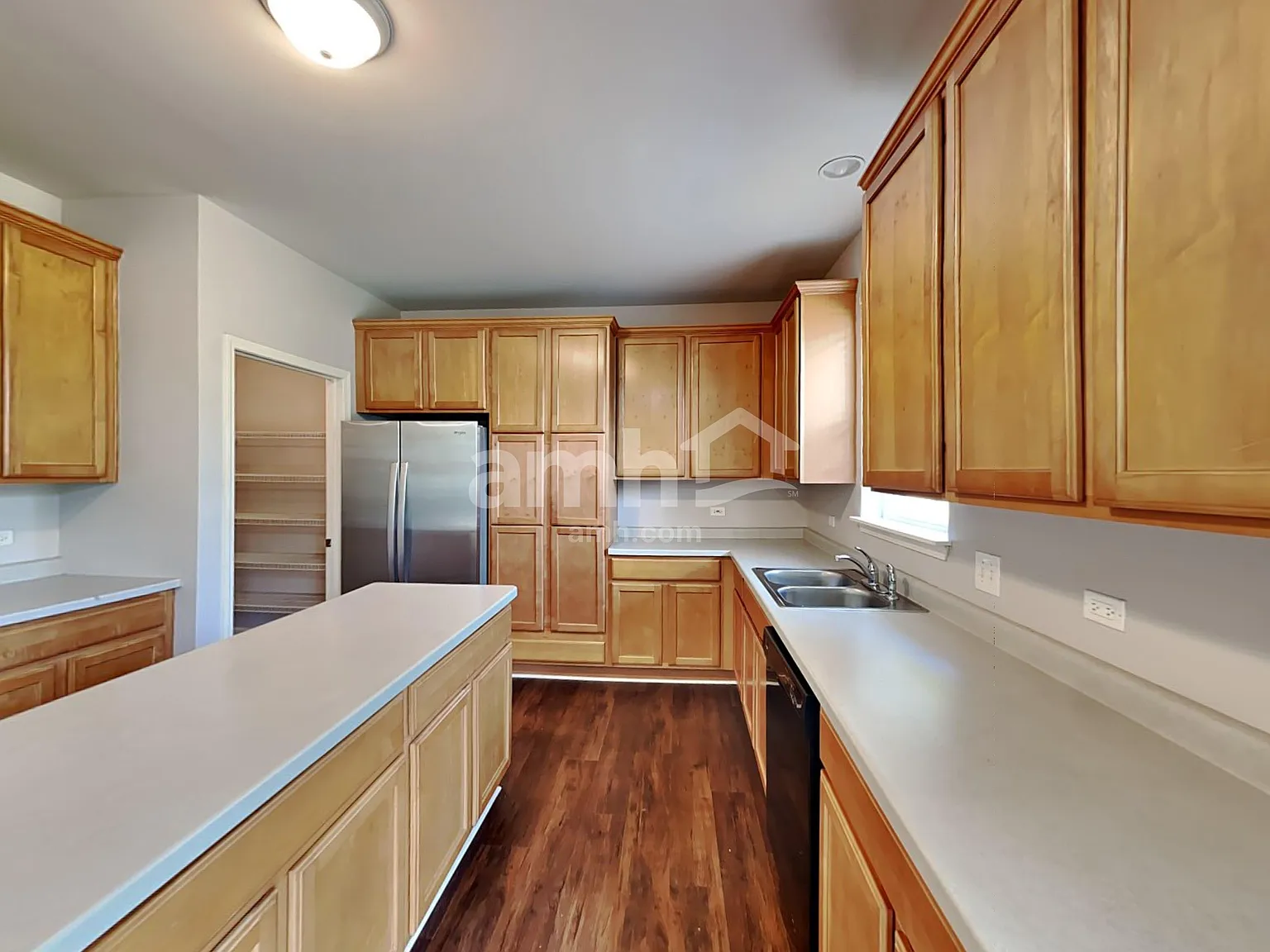 4 bed, 2.5 bath, 2690 sqft, $3,985 — Photo 3