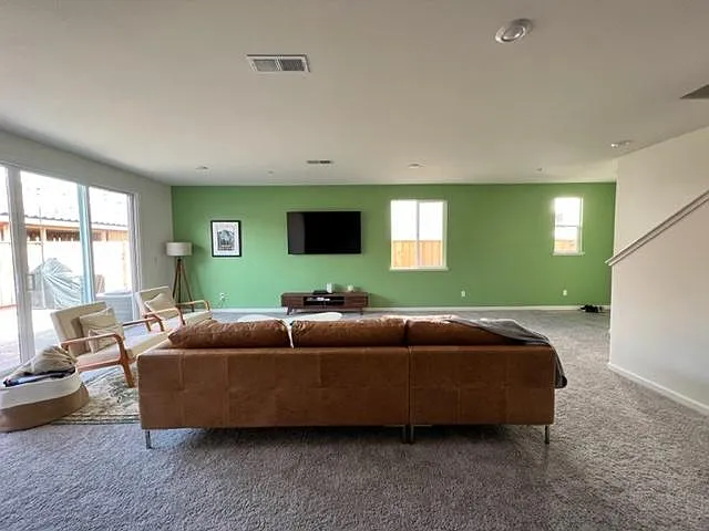 1 bed, 2702 sqft, $995 — Photo 2