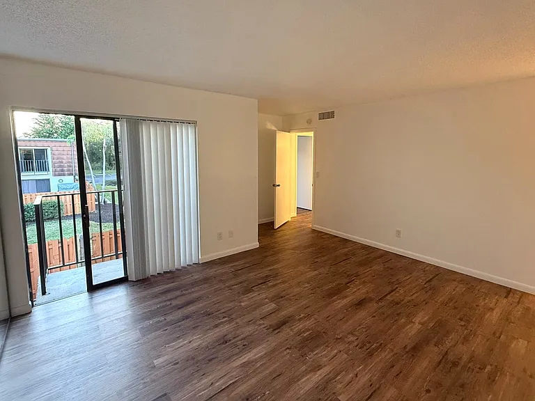 1406 Park Shore Cir #3 — Photo 3