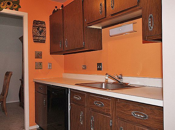 3rd image of 720 Wellington Ave Unit 301