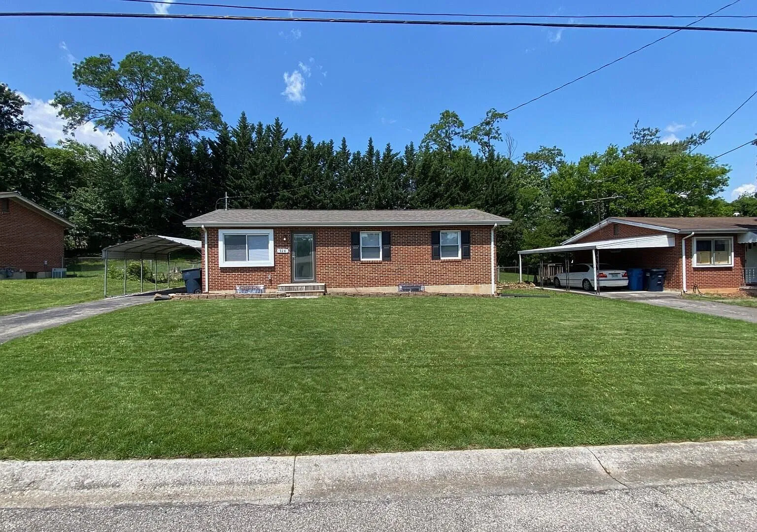 3 bed, 1.0 bath, 1124 sqft, $1,600 — Photo 2