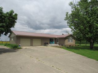 531 Young Dr, Geff, IL 62842