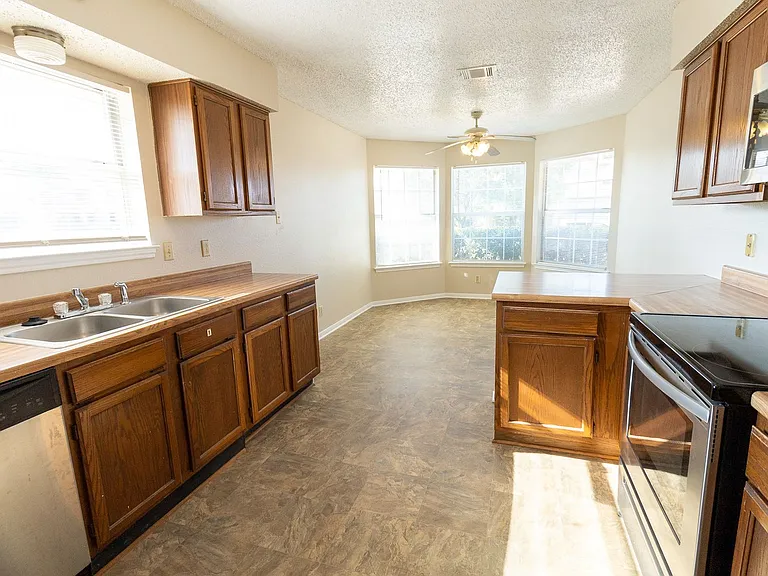 2701 Woodlands Dr — Photo 5