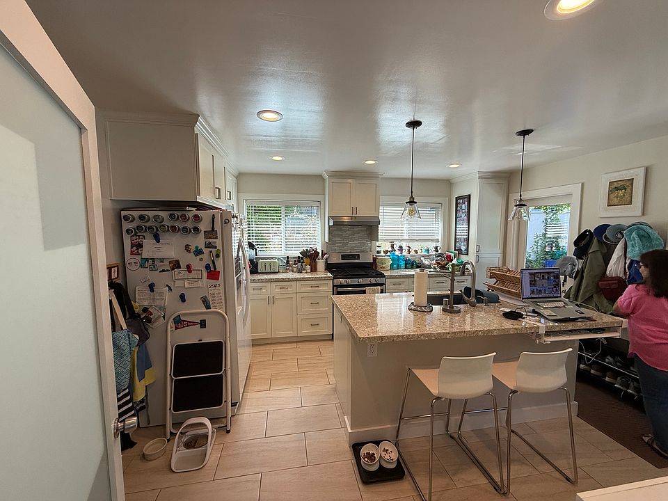 Spacious kitchen and eating nook