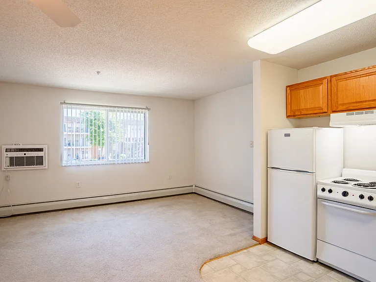 Eagan, MN Glen Pond Apartments | Living and Kitchen