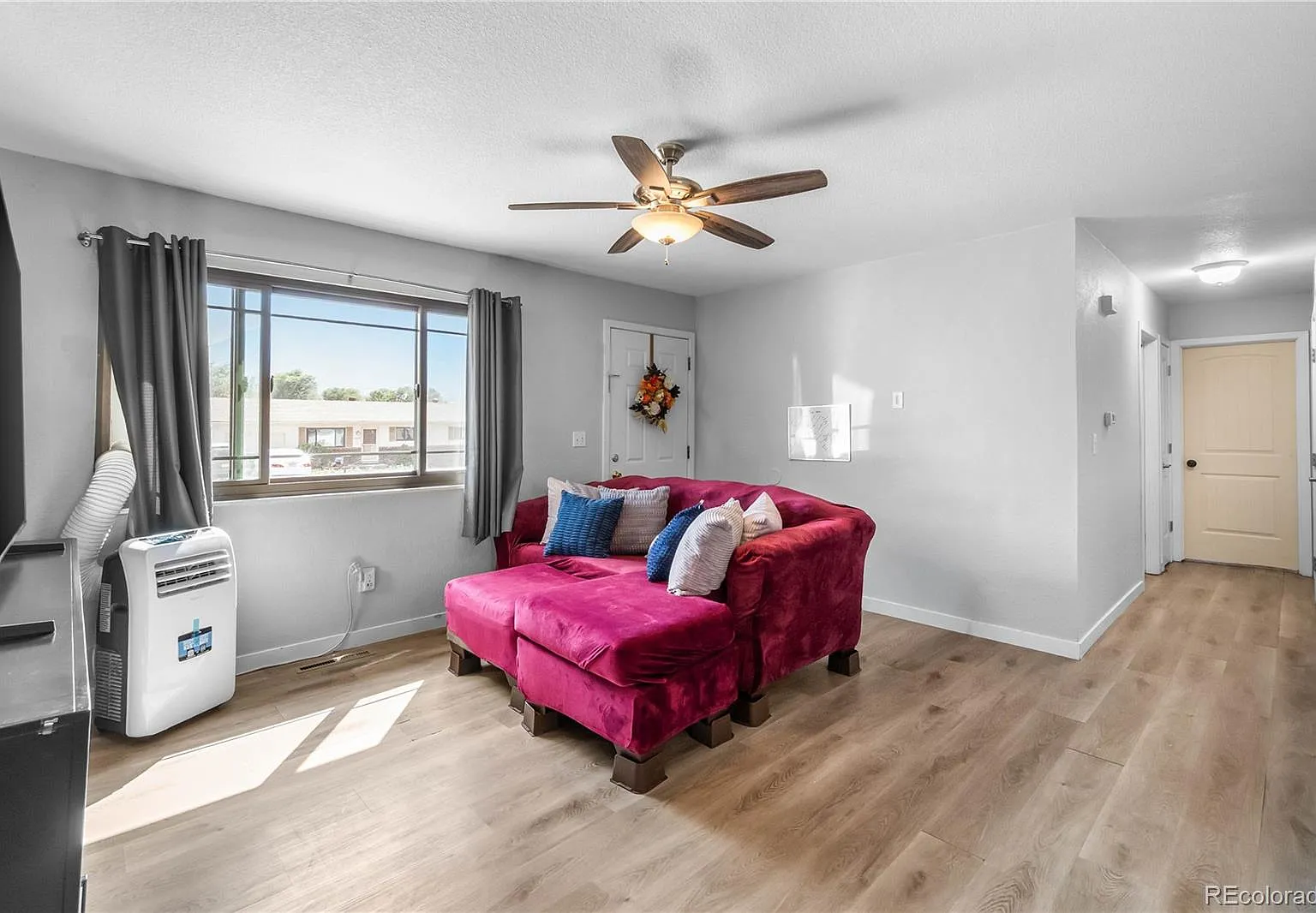 3 bed, 1.0 bath, 931 sqft, $1,900 — Photo 2