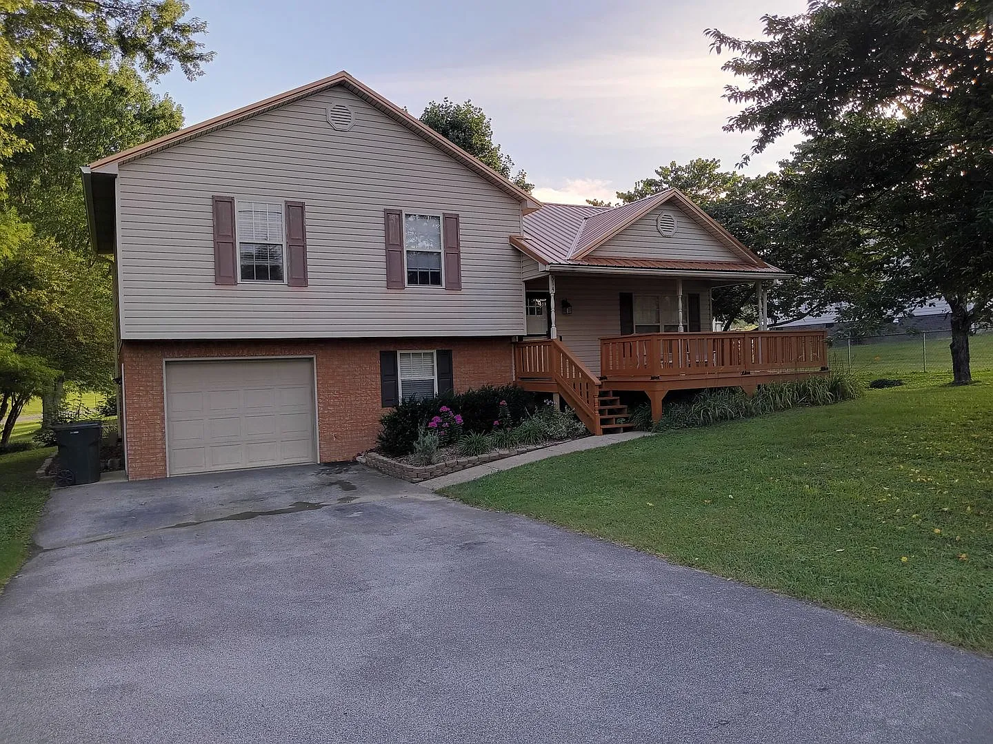 4 Bedroom / 2 Bath Home - Johnson City, TN — Photo 2