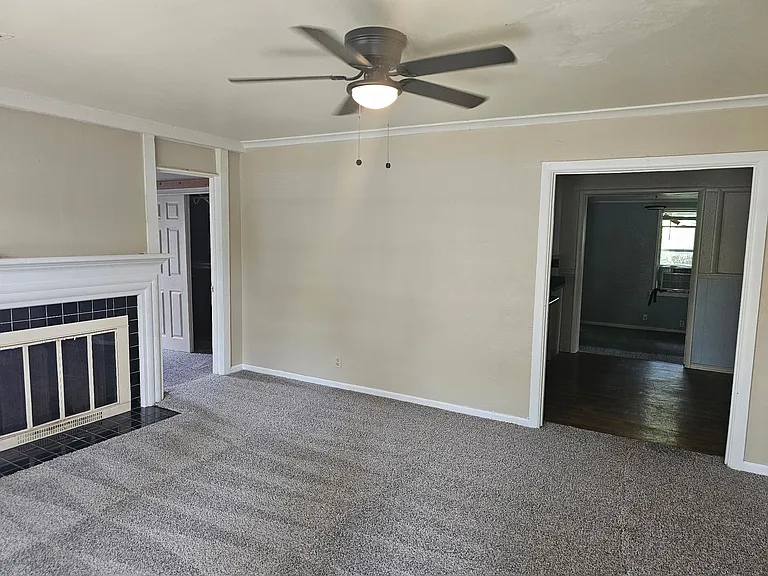 1407 N Phoenix Ave — Photo 2