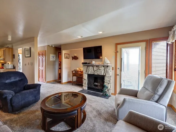 210 26th Street NW #203-4, Long Beach, WA 98631