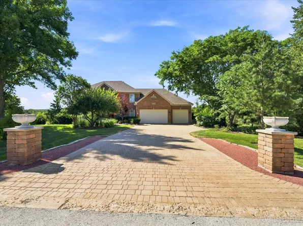 39W044 Foxwood Ln, St Charles, IL 60175