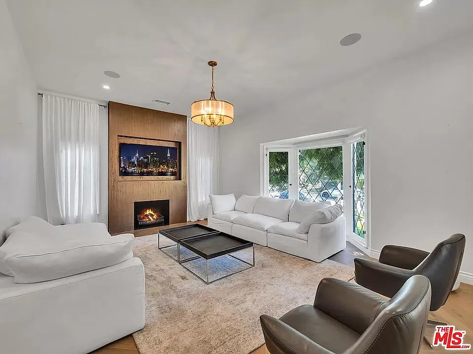 138 S Gardner St — Photo 3