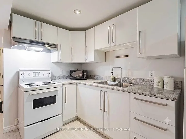 1047 Davenport Rd — Photo 5