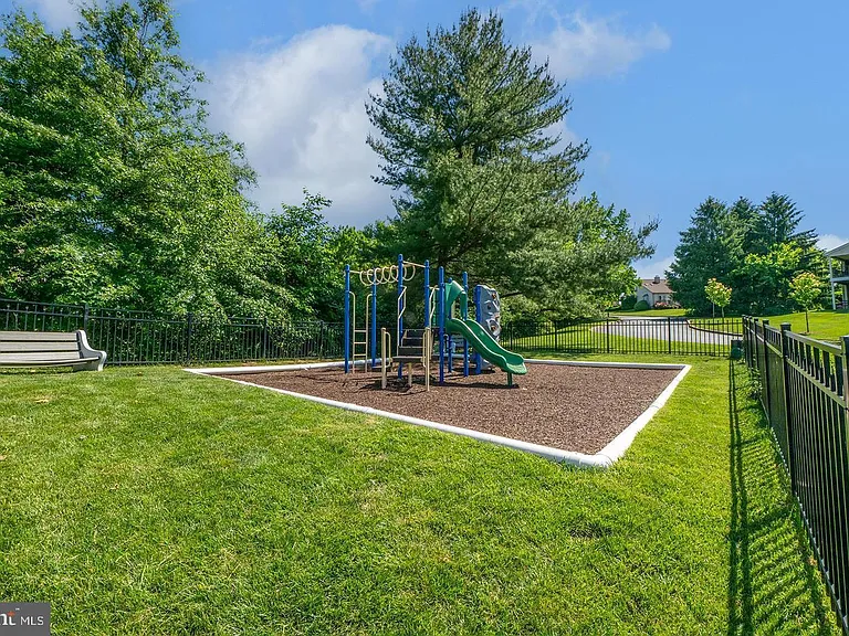 305 Westridge Cir — Photo 16