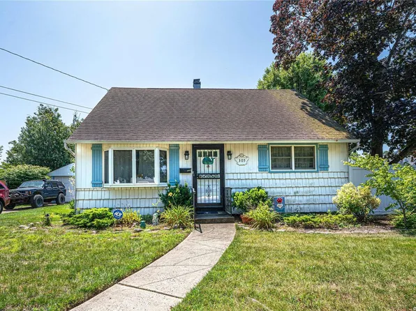 305 Montgomery Avenue, Oceanside, NY 11572