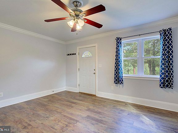 5th image of 405 New Jersey Ave NE