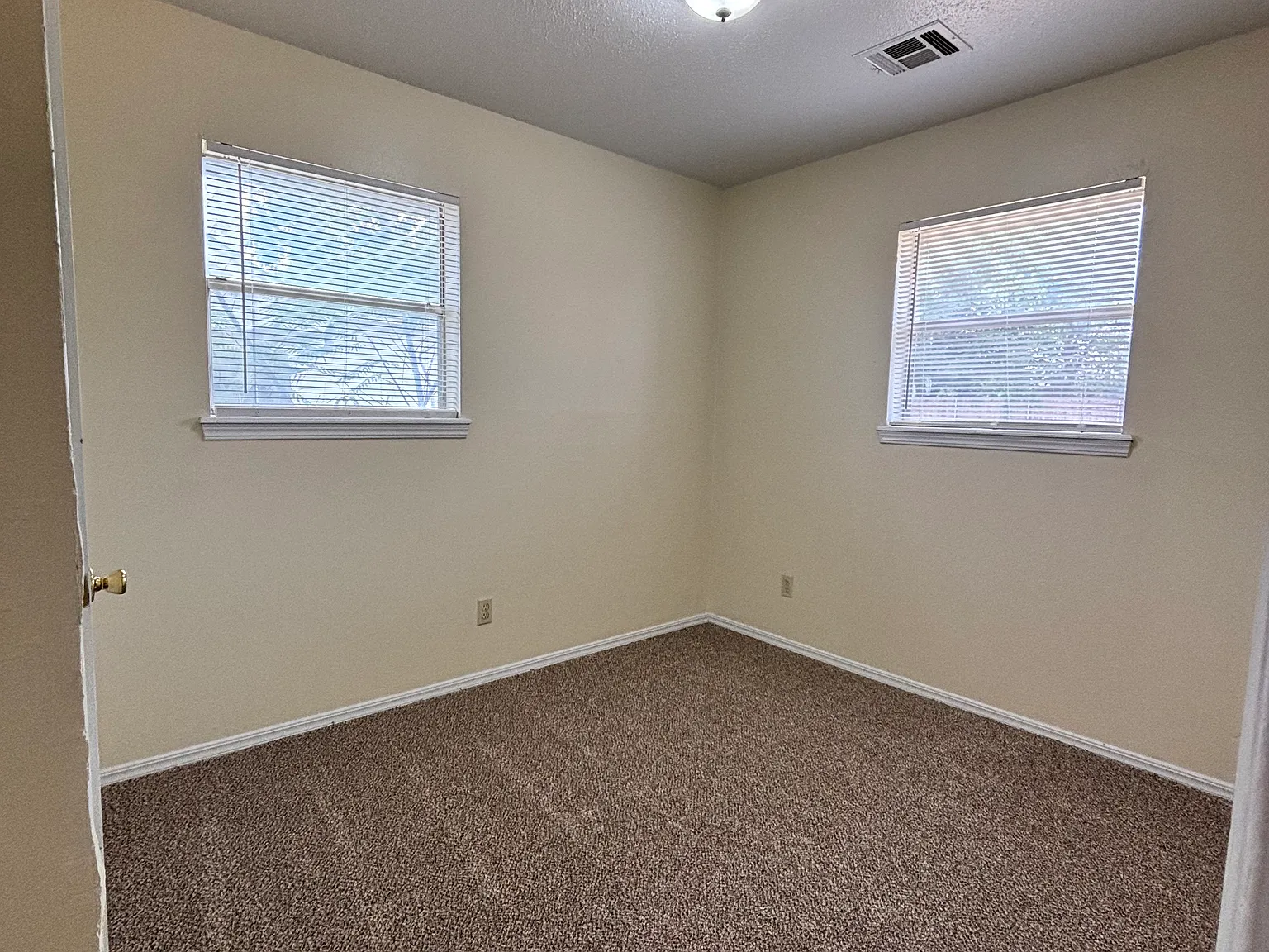 3 bed, 963 sqft, $1,550 — Photo 2